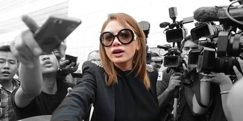 Tak Ingin Jadi Sorotan Kamera, Nikita Mirzani Minta Rokok