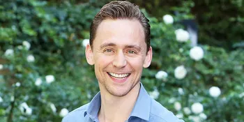Tak Mau Kalah Dari Taylor, Tom Hiddleston Juga Tersenyum Lebar