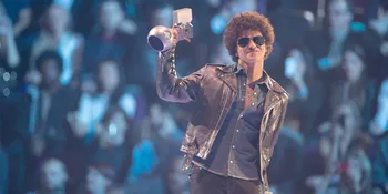 Tak Mau Kalah, Para Remaja Berikut Berdansa Seperti Bruno Mars