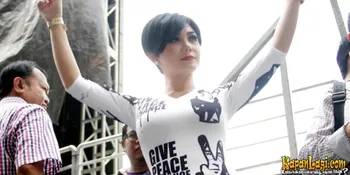 Tak Mau Kalah, Yuni Shara Acroyoga di Halaman Rumah Barunya