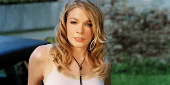 Tak Pakai Bra, LeAnn Rimes Alami 'Nip-Slip'