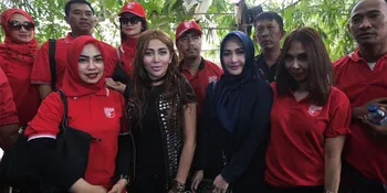 Tak Takut Becek, Artis-Artis Terjun Langsung Bantu Korban Banjir
