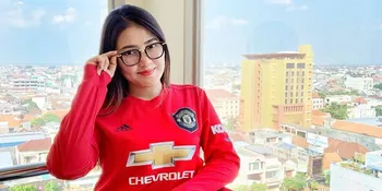 Takut Jarum, Lucunya Ekspresi Via Vallen Saat Harus Disuntik di Singapura