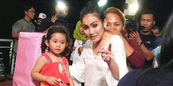 Takut Ketinggian, Ayu Ting Ting Naik Kereta Gantung Demi Bilqis