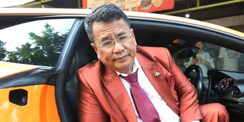 Takziyah Gus Solah, Hotman Paris Duduk Manis dan Disajikan Makanan Ketika Para Kyai Salat