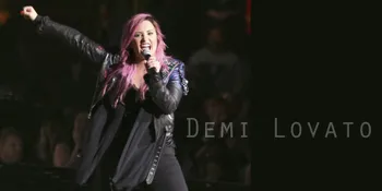 [FOTO] Tampil Basah-Basahan, Demi Lovato Malah Terpeleset