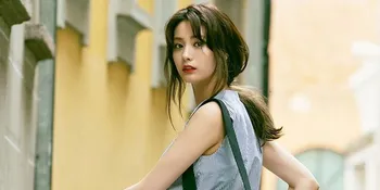 Tampil Berani di Red Carpet Award, Nana Pakai Mini Dress Backless