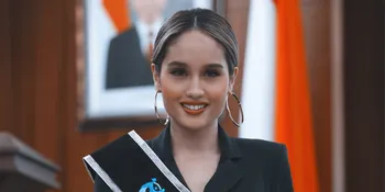 Tampil di JFC, Cinta Laura Kenakan Outfit Seberat Puluhan Kilo