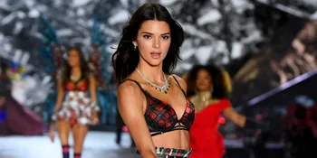 Tampil Hot di Photoshoot Terbaru, Kendall Jenner Pamer Bibir Yang Makin Tebal