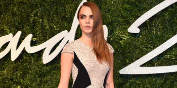 Tampil Keren di Golden Globe, Cara Delevingne Pakai Baju Pinjaman