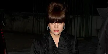 Tampil Perdana di 2013, Lily Allen Pakai Daster?