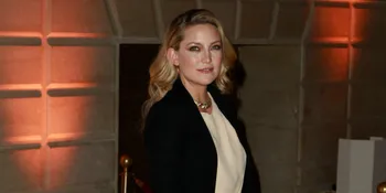 Tampil Polos, Kate Hudson Sebar Foto di Tempat Tidur