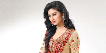 Tampil Polos Serba Hitam di Kebun Tebu, Mouni Roy Masih Cantik?