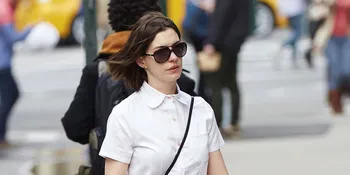 Tampil Santai, Anne Hathaway Sudah Cantik Mempesona