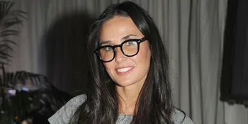 Tampil Seksi, Demi Moore Pun Menggila di Pesta