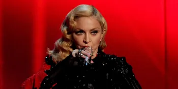 Tampil Serba Tertutup, Madonna Jadi Mirip Pencuri