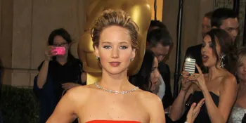 Tanda Cinta Inilah Yang Mengikat Jennifer Lawrence - Chris Martin