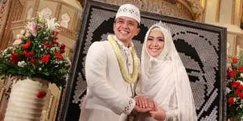 Tangan Dipegang Suami, Oki Setiana Dewi Deg-Degan