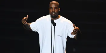 Tanggap! Kanye West Berlari Untuk Bantu Fan Yang Hampir Jatuh