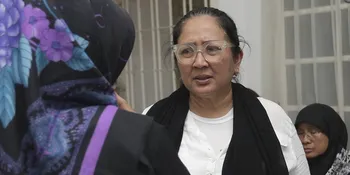 Tangis Dewi Irawan Pecah Kala Jenazah Ibunya, Ade Irawan Tiba di Rumah Duka