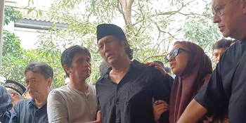 Tangis Ikang Fawzi Saat Antar Marissa Haque ke Mobil Jenazah: Istri Saya Tercinta, ya Allah