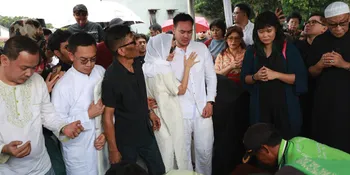 Tangis Keluarga Iringi Pemakaman Ray Sahetapy, Dewi Yull Setia di Samping Makam