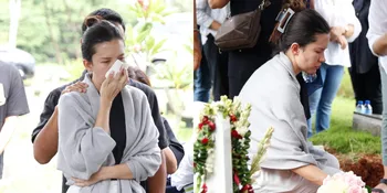 Tangis Michelle Joan di Pemakaman Ibunda, 'Mama Sudah Tenang Sekarang'