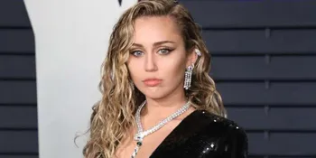 Tangis Miley Cyrus dalam Lagu Persembahan Untuk Janice Freeman