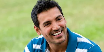 Tanpa Baju, John Abraham Tampil Seksi di 'SHOOTOUT AT WADALA'