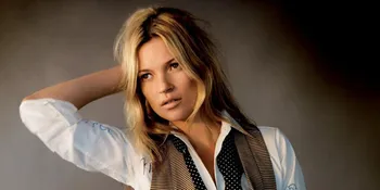 Tanpa Celana, Kate Moss Ekspos Pantat di Depan Umum