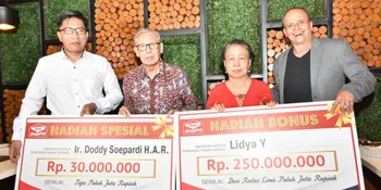 Tanpa Repot Keluar Rumah, Barry Prima Bagi-bagi Hadiah Uang Ratusan Juta Untuk Bantu Warga di Masa PPKM