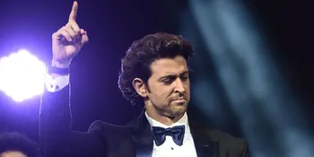 Tantang Nyali, Hrithik Roshan Ajak Putranya Berburu Buaya Afrika