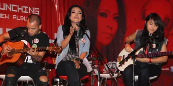 Tantri dan Chua Kompak Pakai Dr Martens