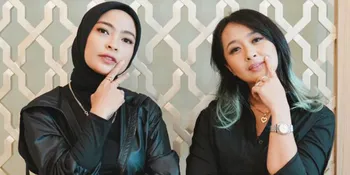 Tantri dan Chua Kotak Jadikan Perhiasan Emas Aksesori Penunjang Aksi Panggung