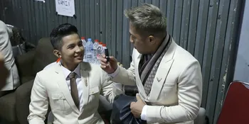 Tasnya Dibongkar, Jirayut Ketahuan Bawa Dompet Berwarna Pink - Lipstick