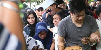 Tato Baru, Sandal Jepit dan Anak Ayam, Semua Demi 'Temani' Ariel