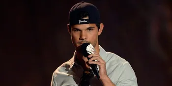 Taylor Lautner Ekspos Kemesraan Dengan Kekasih Baru