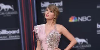 Taylor Swift Beri Tribute Untuk Korban Bom Manchester di Konsernya