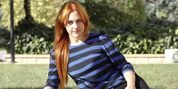 Tebar Senyuman Manis, Meryem Uzerli Jadi 'Model Kaca Spion'