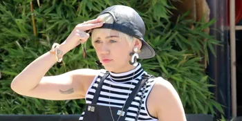 Telanjang Bulat, Begini Cara Seksi Miley Cyrus Menikmati Pizza