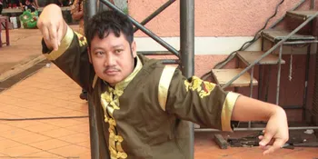 Tempelkan Tangan di Televisi! Ki Kusumo Bisa Obati Sakit Anda