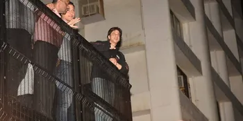 Tengah Malam, Shahrukh Khan Rayakan Ultah ke-54 Bareng Ribuan Fans di Mannat