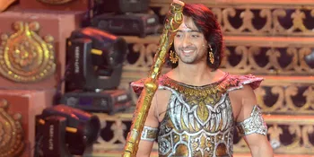'Terbang' Membawa Busur Panah, Shaheer Sheikh Unjuk Kebolehan