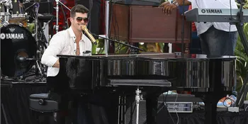 Terharu, Robin Thicke Nangis Bawakan Lagu Untuk Istri?