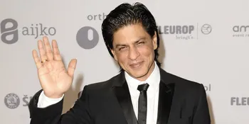 Terima Gelar Doktor HC, SRK Naik Panggung Dengan Kacamata Unik