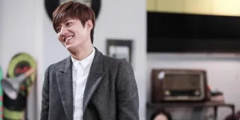 Terima Penghargaan, Lee Min Ho Foto Bareng Jackie Chan