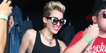 Terlalu Enerjik, Baju Miley Cyrus Melorot di Depan Umum