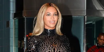 Terlalu Semangat, Baju Beyonce Terbuka di Atas Panggung