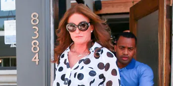 Terpelecok, Caitlyn Jenner Masih Tetap Anggun dan Mempesona