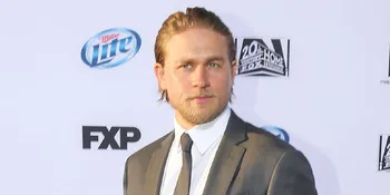 Terpilih Bintangi Film Erotis, Charlie Hunnam Dapat Perlindungan Khusus